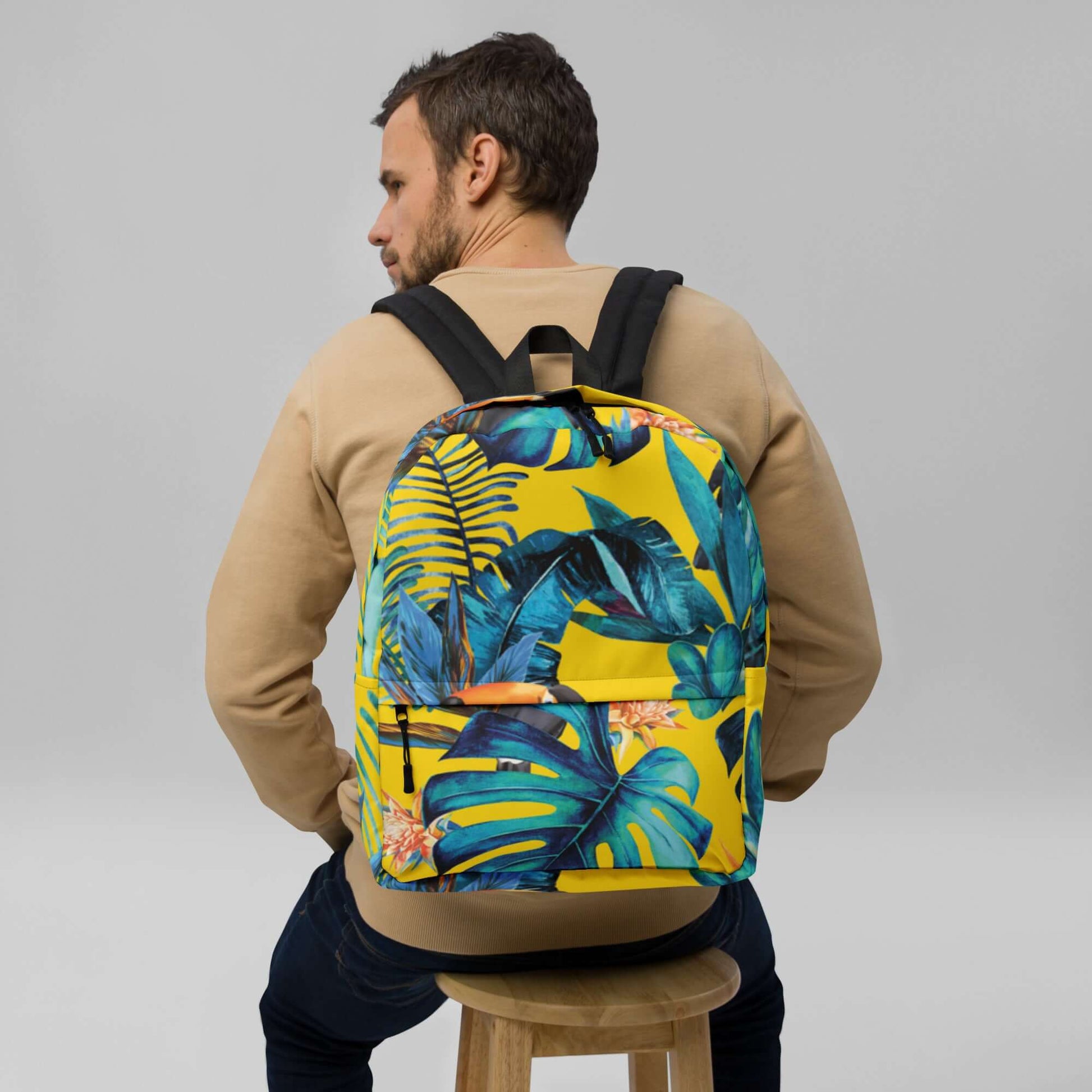 Hombre usando MOCHILA TUKAN URBAN UNISEX con diseño tropical, vista desde atrás, destacando estilo moderno y urbano.