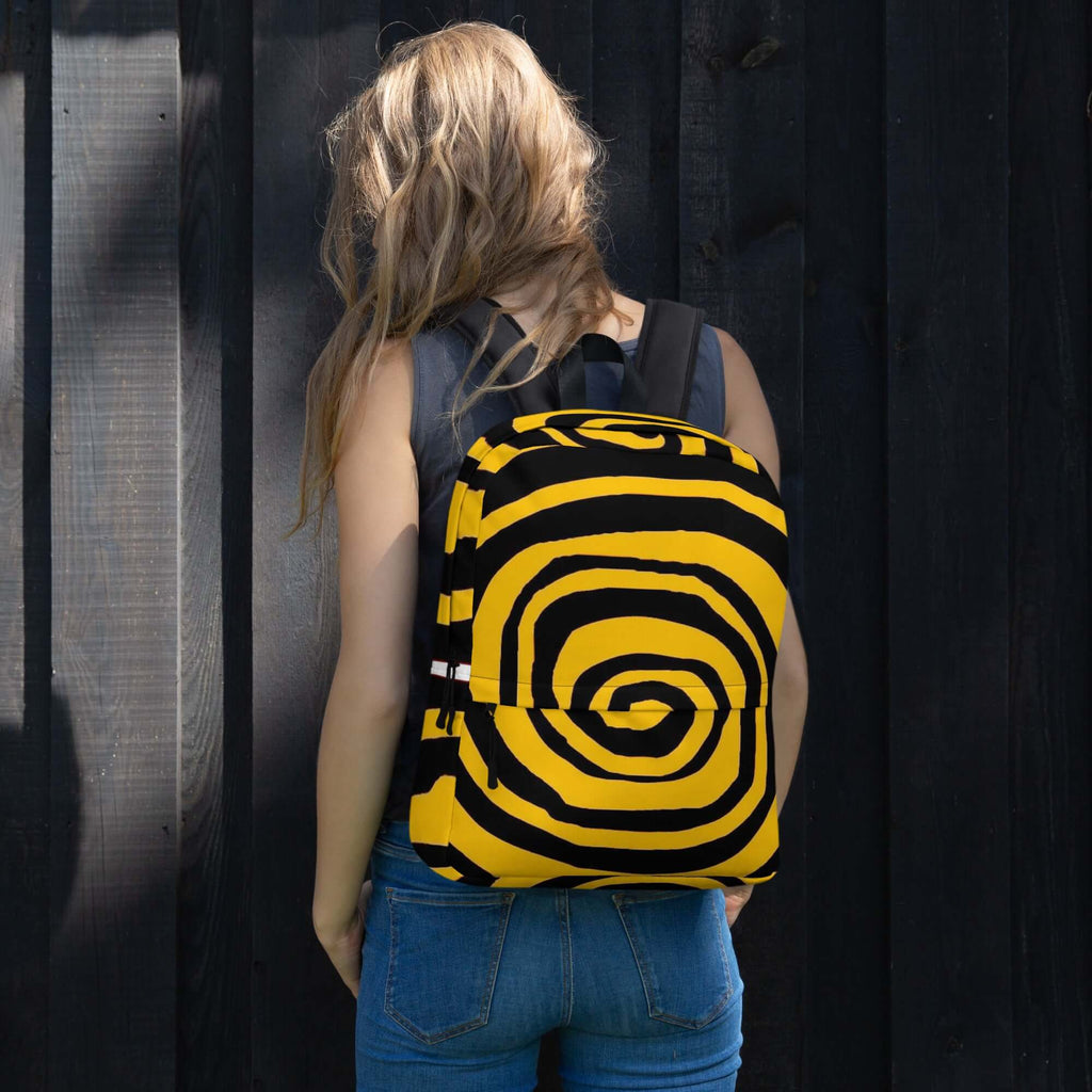 🔵 ESPIRAL MOSTAZA 🔵 - Mochila URBAN Unisex 🔵 en diseño exclusivo con espiral en tonos mostaza, perfecta para estilo streetwear.