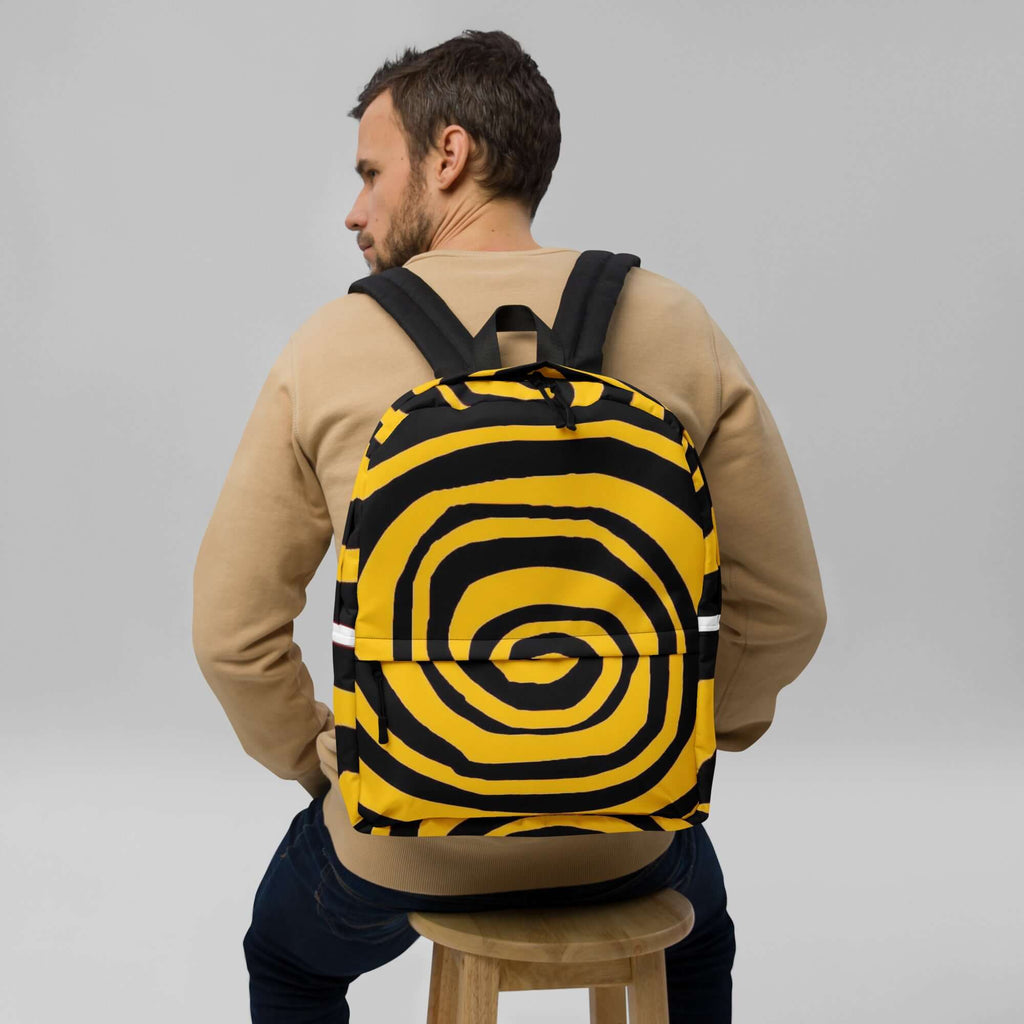 🔵 ESPIRAL MOSTAZA 🔵 - Mochila URBAN Unisex 🔵 vista trasera en diseño espiral negro y amarillo.