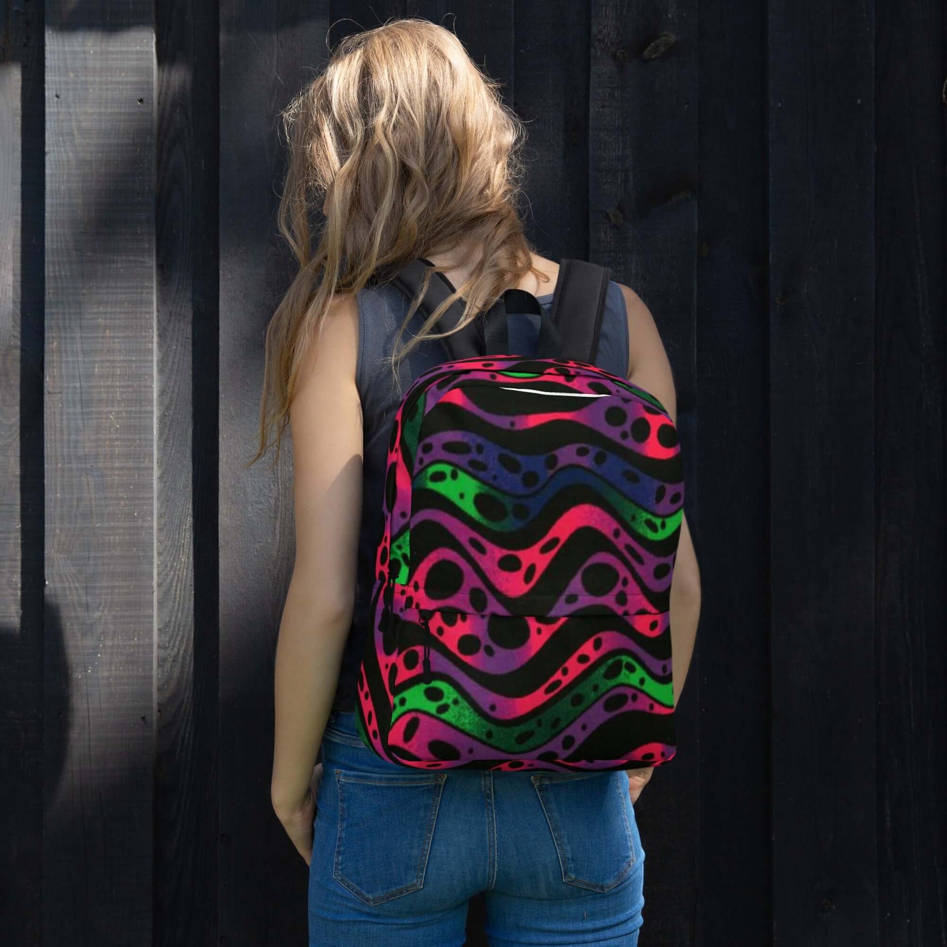 Mochila LUNARES con diseño colorido y ondulado, perfecta para un estilo urbano y streetwear, ideal para el uso diario.
