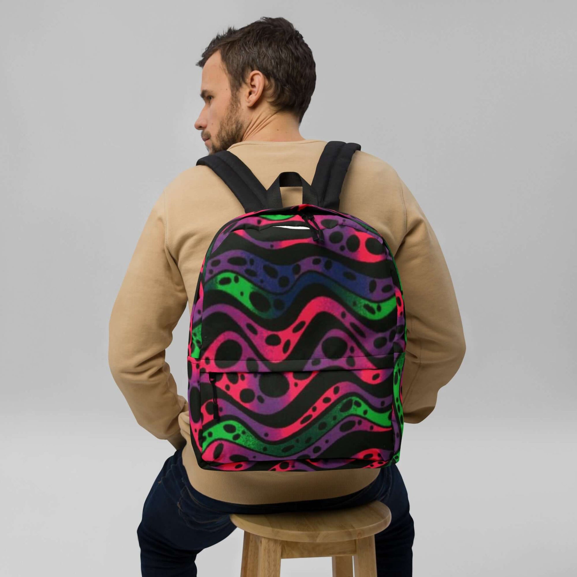 Mochila LUNARES urban unisex con diseño moderno colorido en fondo negro, ideal para estilo streetwear.