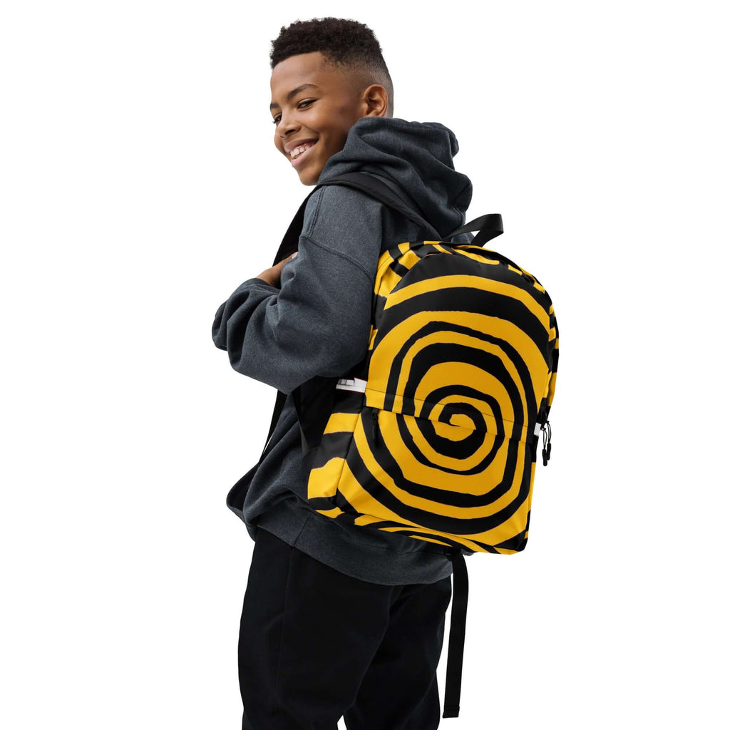 🔵 ESPIRAL MOSTAZA 🔵 - Mochila URBAN Unisex 🔵 en uso por niño con estilo moderno y diseño atractivo.