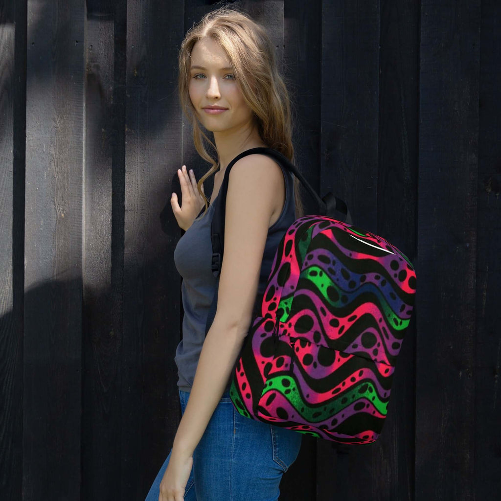 Mochila con diseño de patrones vibrantes, modelo urbano, llevada por una joven, perfecta para estilo streetwear.