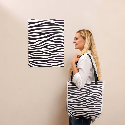 🔵 CEBRA 🔵 - Bolsa De Tela URBAN Unisex 🔵 en uso, mostrando diseño exclusivo de rayas en un entorno urbano.