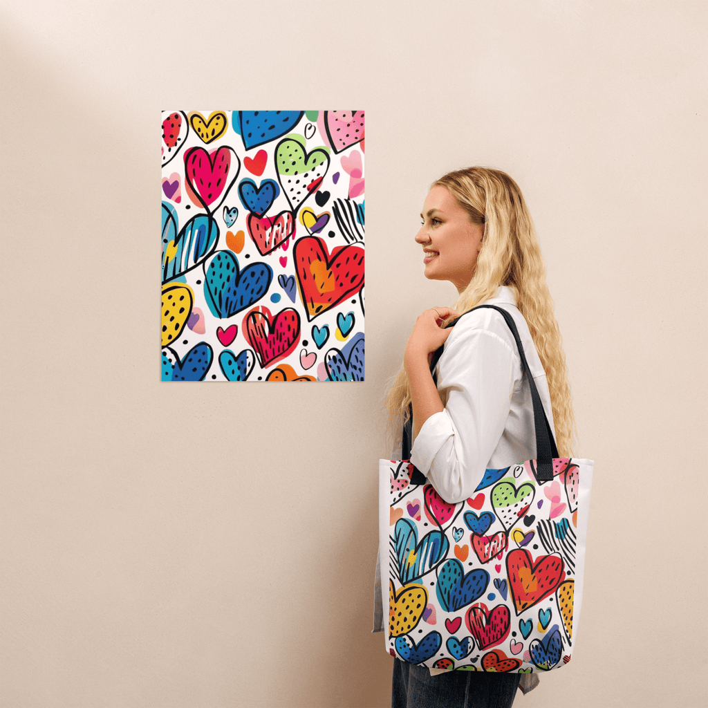 🔵 CORAZONES MULTICOLOR 🔵 - Bolsa De Tela URBAN Unisex 🔵 con estampado de corazones vibrantes y mujer posando junto a una obra de arte.