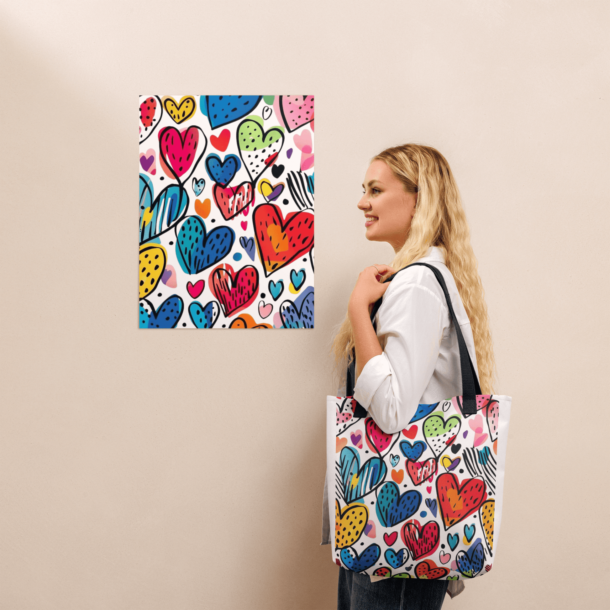 🔵 CORAZONES MULTICOLOR 🔵 - Bolsa De Tela URBAN Unisex 🔵 con estampado de corazones vibrantes y mujer posando junto a una obra de arte.