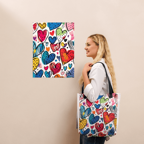 🔵 CORAZONES MULTICOLOR 🔵 - Bolsa De Tela URBAN Unisex 🔵 con estampado de corazones vibrantes y mujer posando junto a una obra de arte.