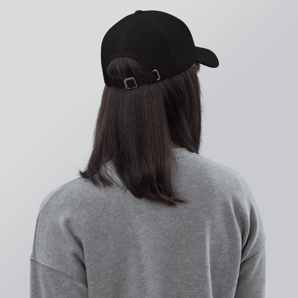 🔵 SALVAJE 🔵 - Gorra Bordada URBAN Unisex 🔵 vista posterior de un modelo con gorra negra.