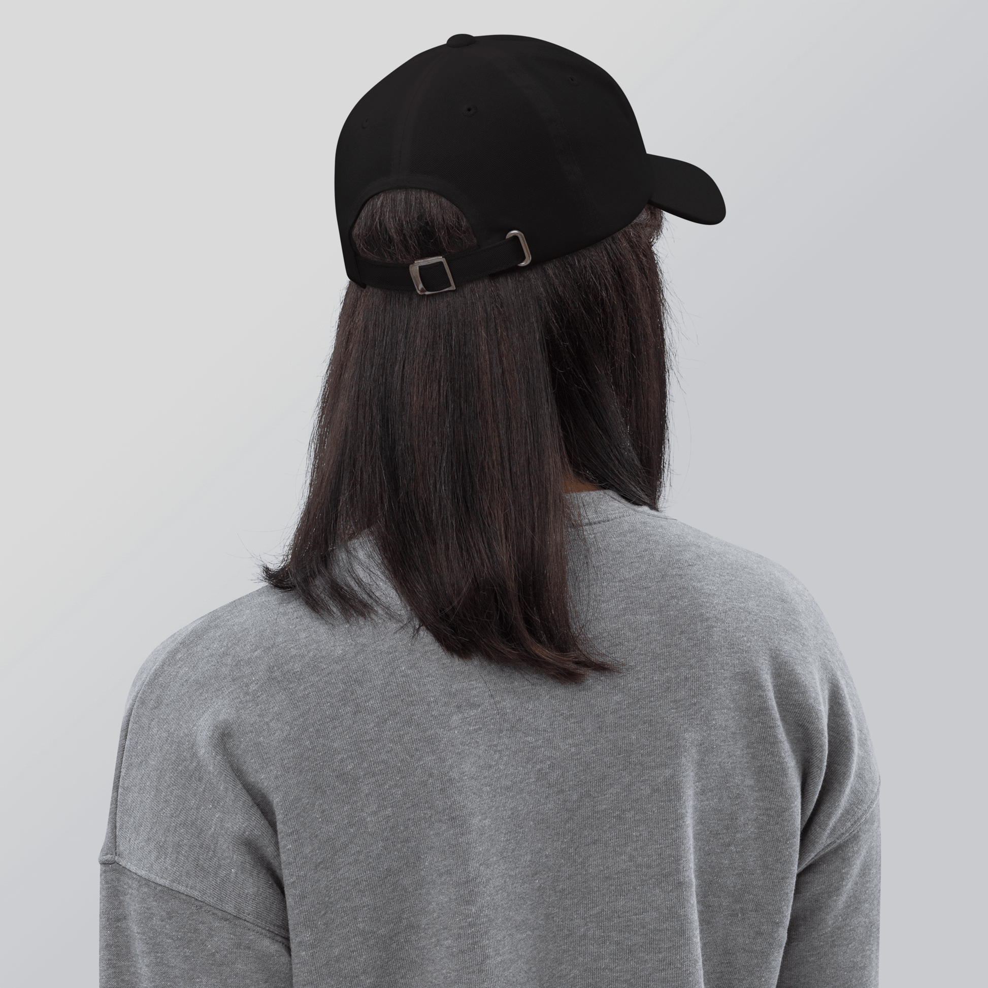 🔵 SALVAJE 🔵 - Gorra Bordada URBAN Unisex 🔵 vista posterior de un modelo con gorra negra.