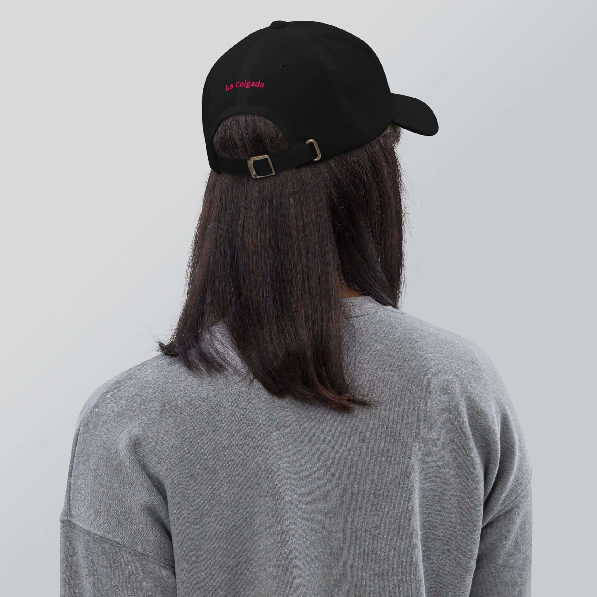 Gorra NOPE bordada de La Colgada vista desde atrás, estilo urbano, unisex, ideal para el streetwear.