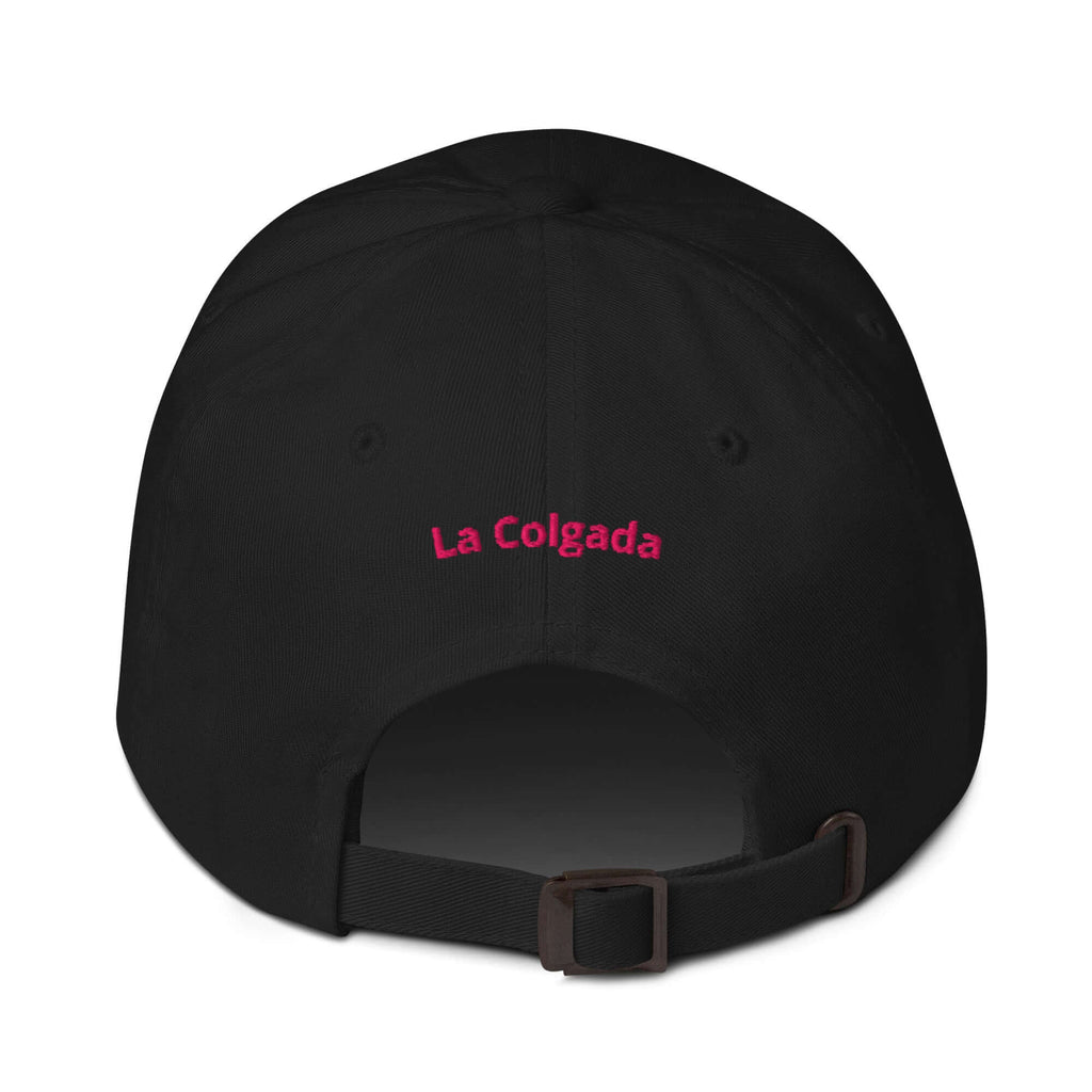 GORRA NOPE bordada en negro con diseño urbano de La Colgada en la parte posterior.