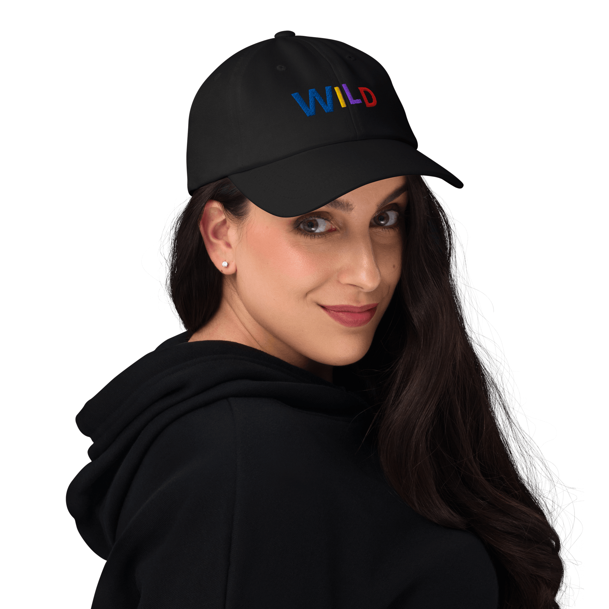 🔵 SALVAJE 🔵 - Gorra Bordada URBAN Unisex 🔵 vista lateral de mujer usando gorra negra con bordado