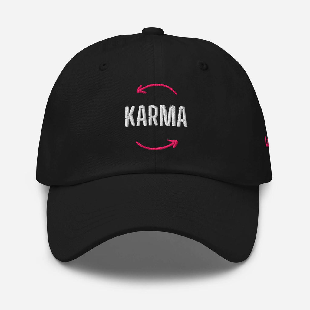 🔵 KARMA 🔵 - Gorra Bordada URBAN Unisex 🔵 en color negro con bordado KARMA en la parte frontal.