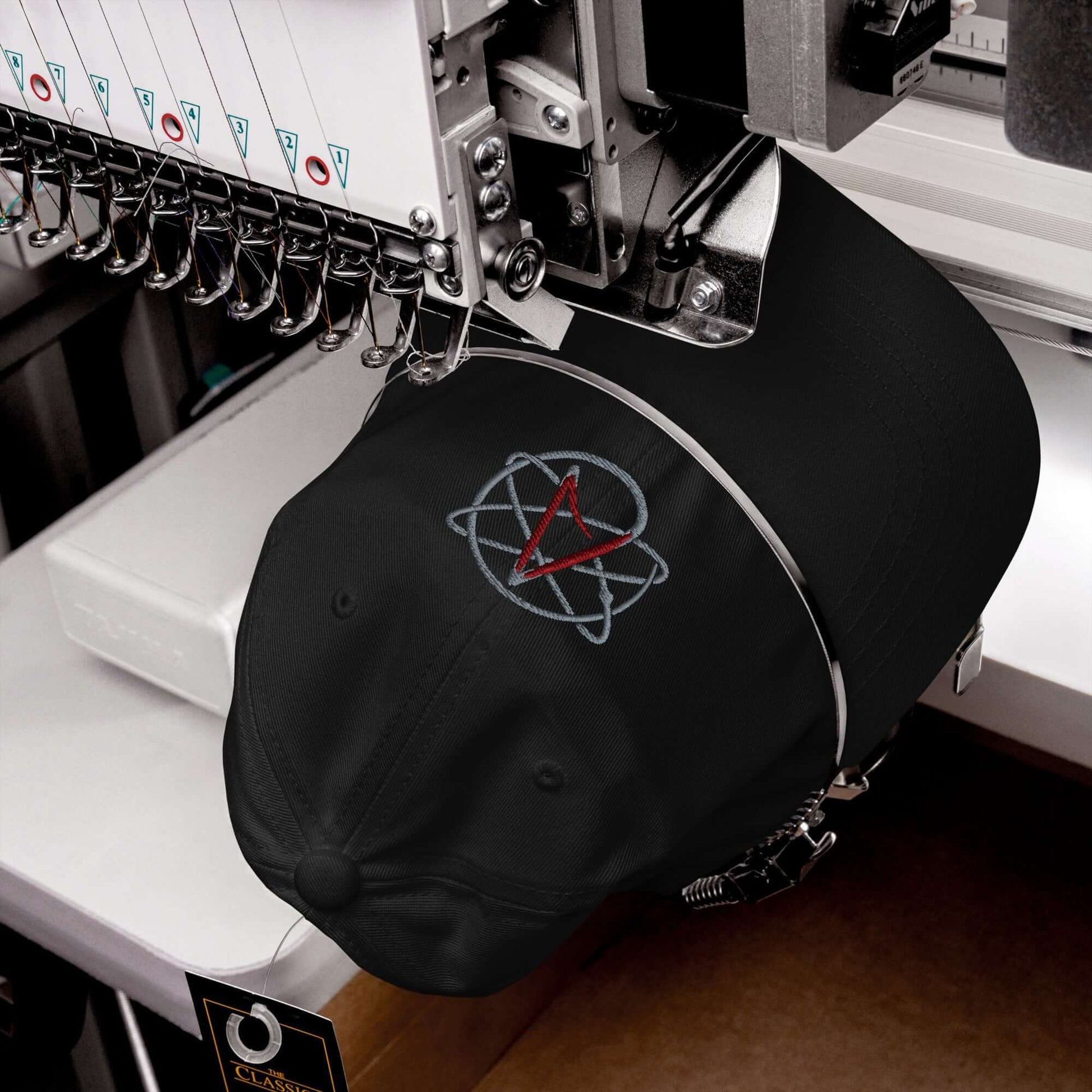 🔵 ATON 🔵 - Gorra Bordada URBAN Unisex 🔵 siendo bordada en máquina, mostrando diseño exclusivo ATON.