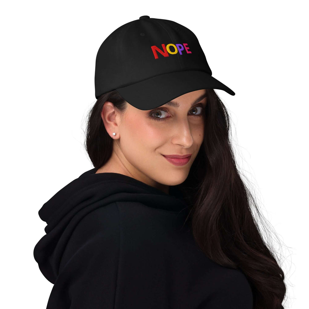 GORRA NOPE bordada negra unisex, gorra urbana con diseño destacado en la calle, estilo streetwear.