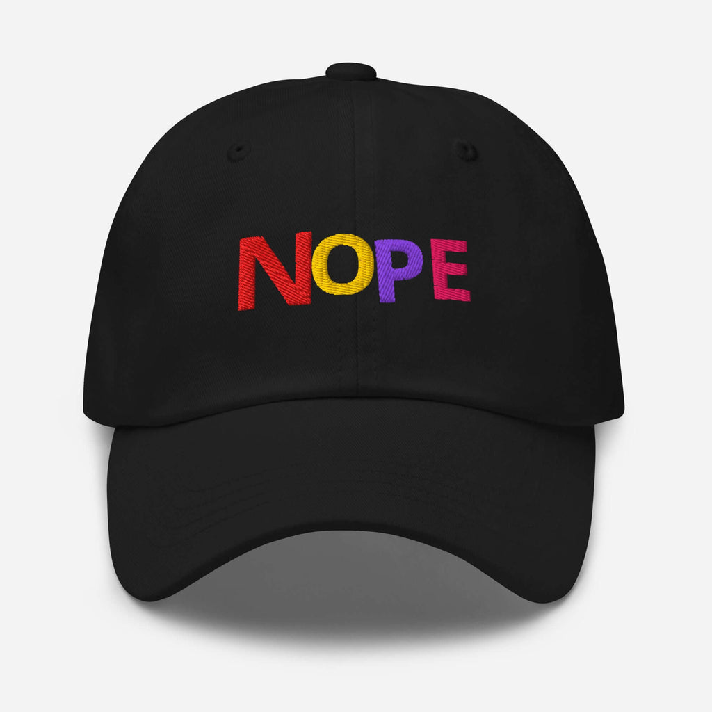 GORRA NOPE bordada en color negro con letras multicolor, estilo urbano unisex para destacar en la moda streetwear.