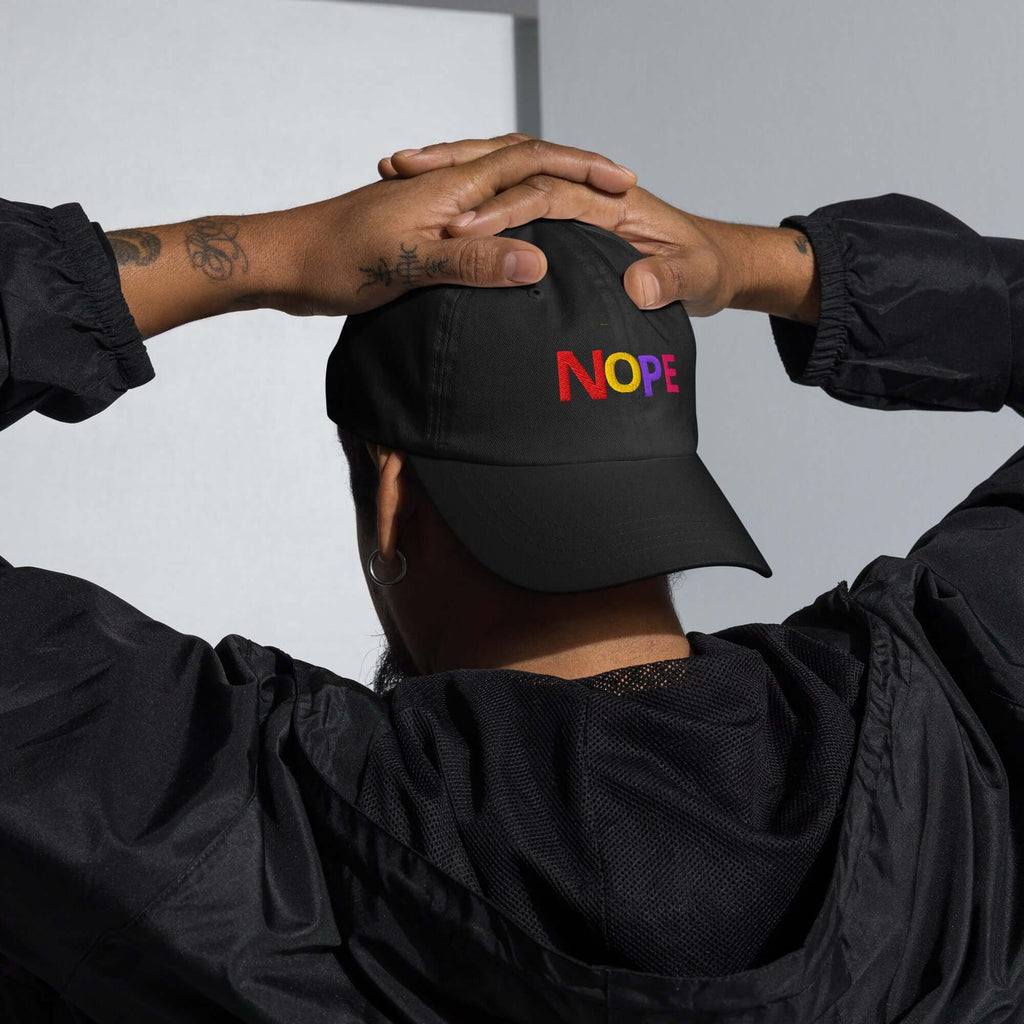 GORRA NOPE bordada negra unisex con diseño urbano, perfecta para estilo streetwear, vista desde atrás.