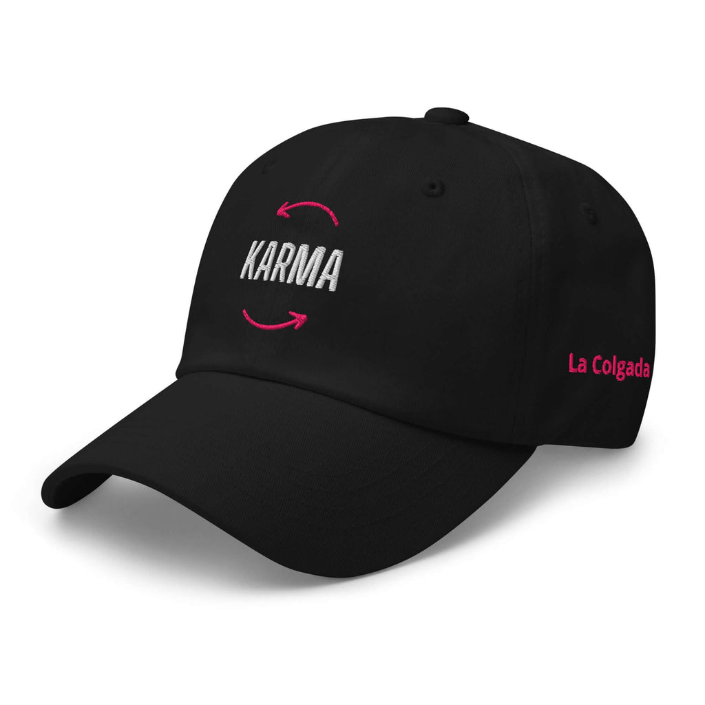 🔵 KARMA 🔵 - Gorra Bordada URBAN Unisex 🔵 de La Colgada en color negro con bordado exclusivo.