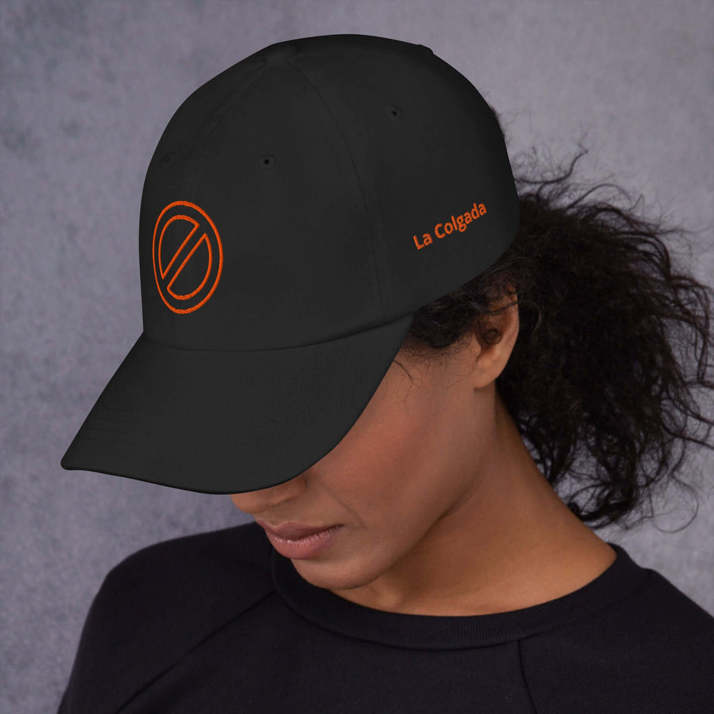 GORRA Prohibido bordada de La Colgada, gorra urbana negra con diseño exclusivo y estilo streetwear.