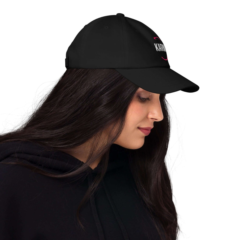 🔵 KARMA 🔵 - Gorra Bordada URBAN Unisex 🔵 modelada por una mujer con sudadera negra.