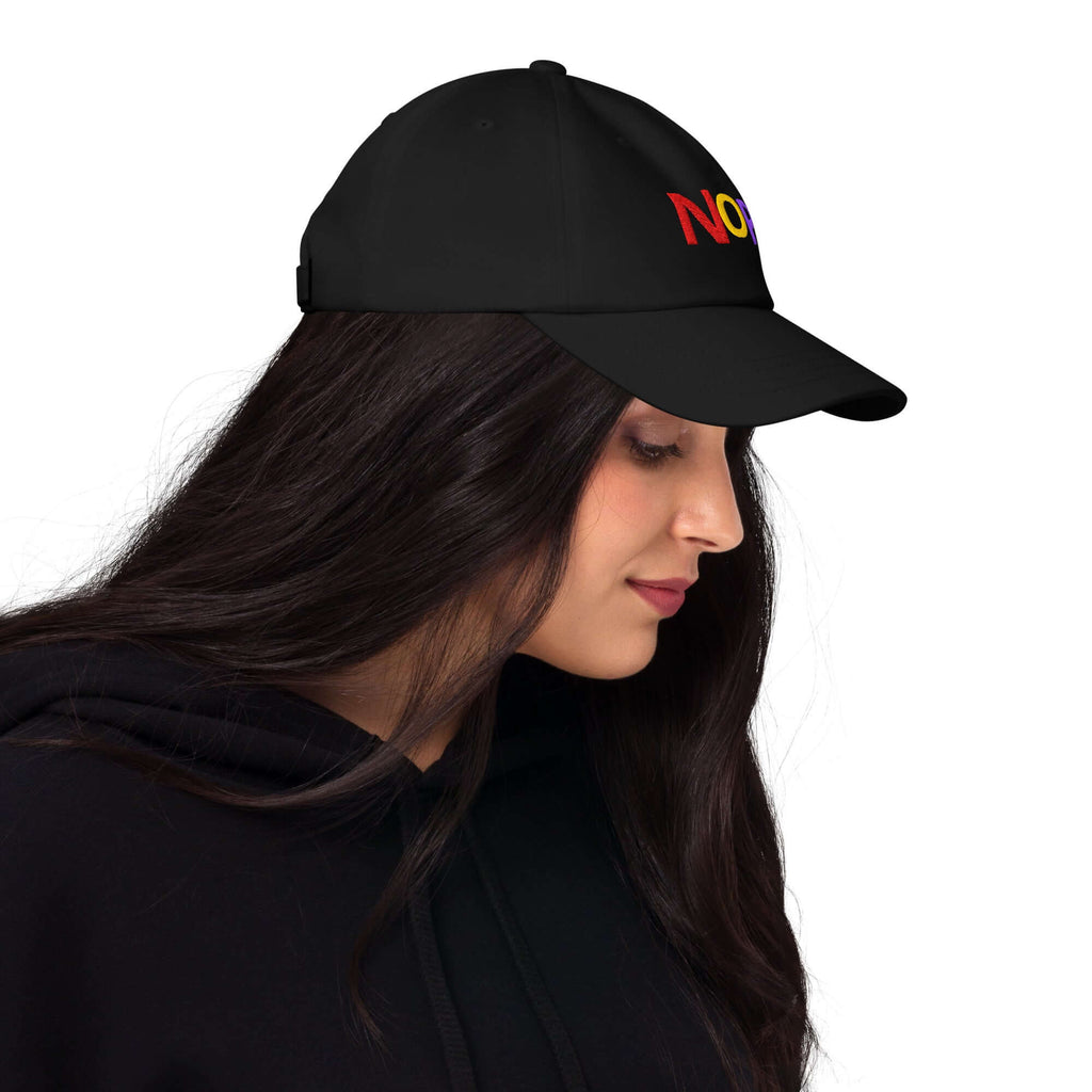 GORRA NOPE en diseño urbano, gorra bordada negra de La Colgada, estilo streetwear unisex.