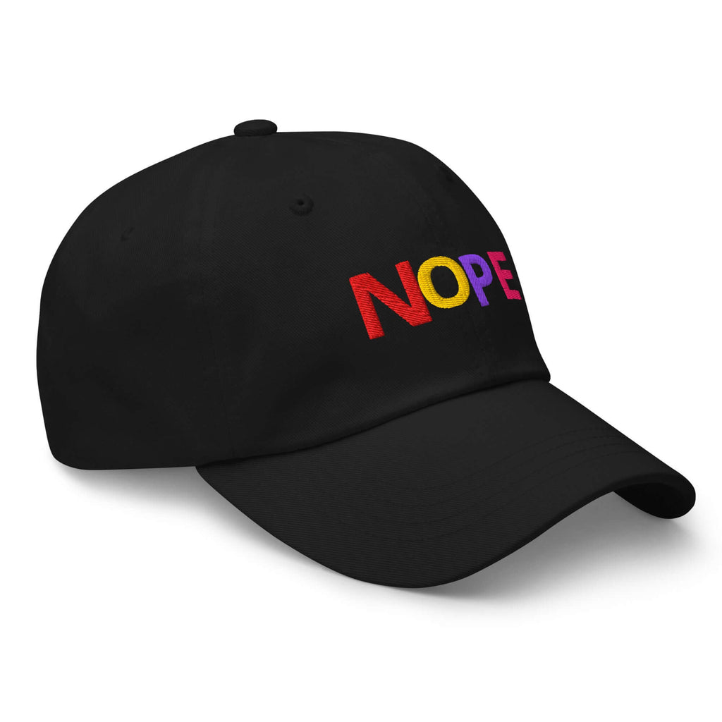 GORRA NOPE bordada en negro con letras coloridas, diseño urbano unisex ideal para estilo streetwear.
