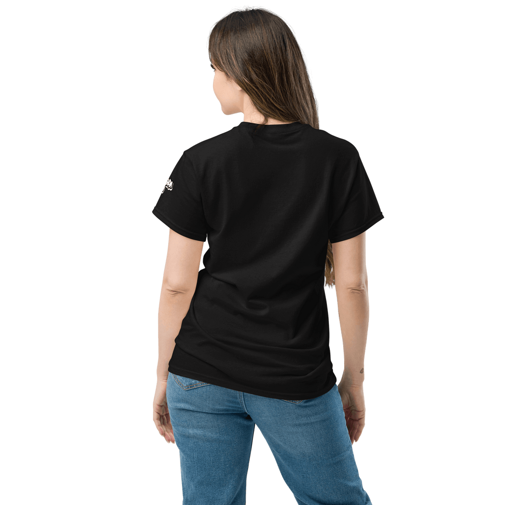 Mujer de espaldas vistiendo la camiseta unisex ALICIA EN TATTOOLAND en color negro, mostrando diseño exclusivo.
