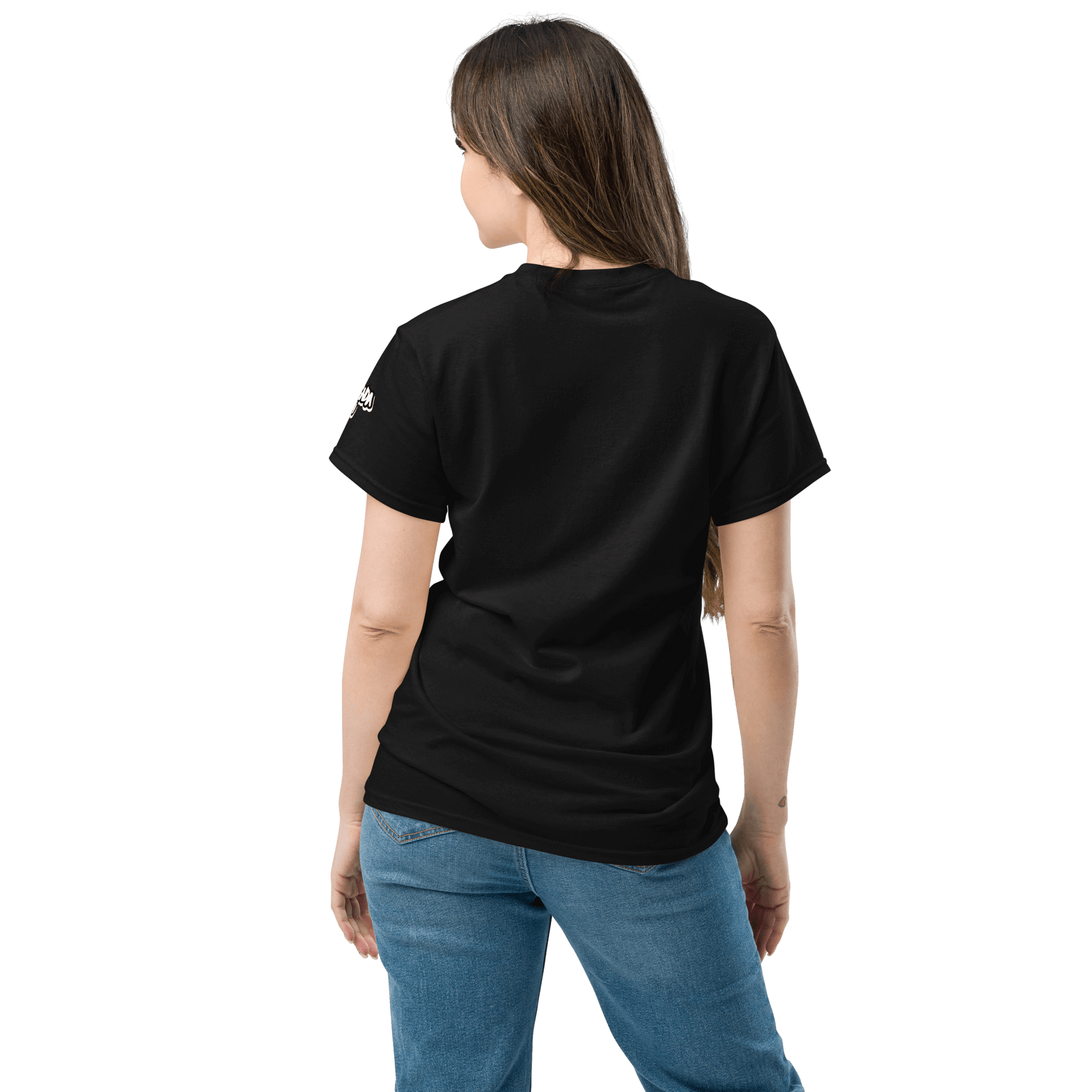 Mujer de espaldas vistiendo la camiseta unisex ALICIA EN TATTOOLAND en color negro, mostrando diseño exclusivo.