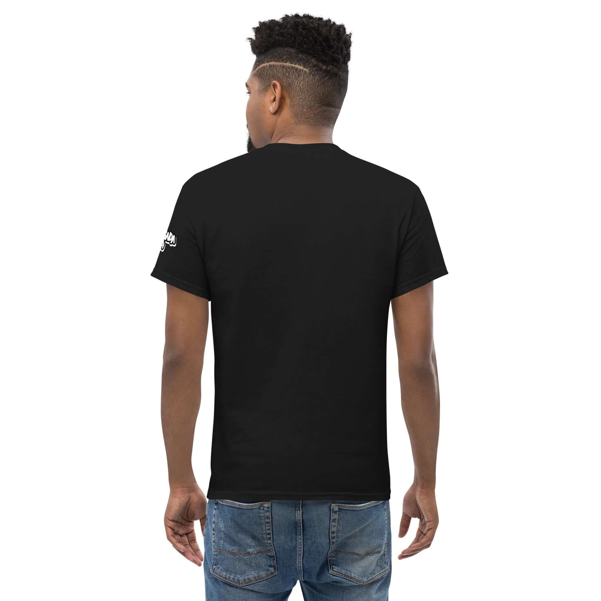 Camiseta unisex negra vista desde atrás, estilo urbano, perfectas para el look californiano - CAMISETA.