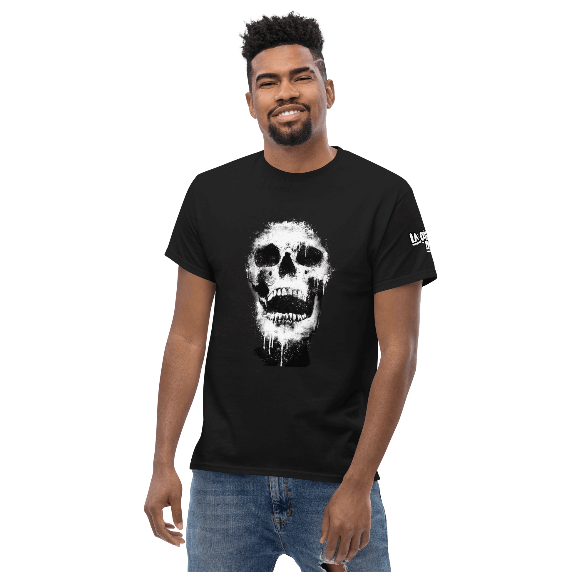 🔵💀 CALAVERA - Camiseta Unisex 🎯 modelo negro con diseño de calavera en el frente, estilo urbano y rebelde.