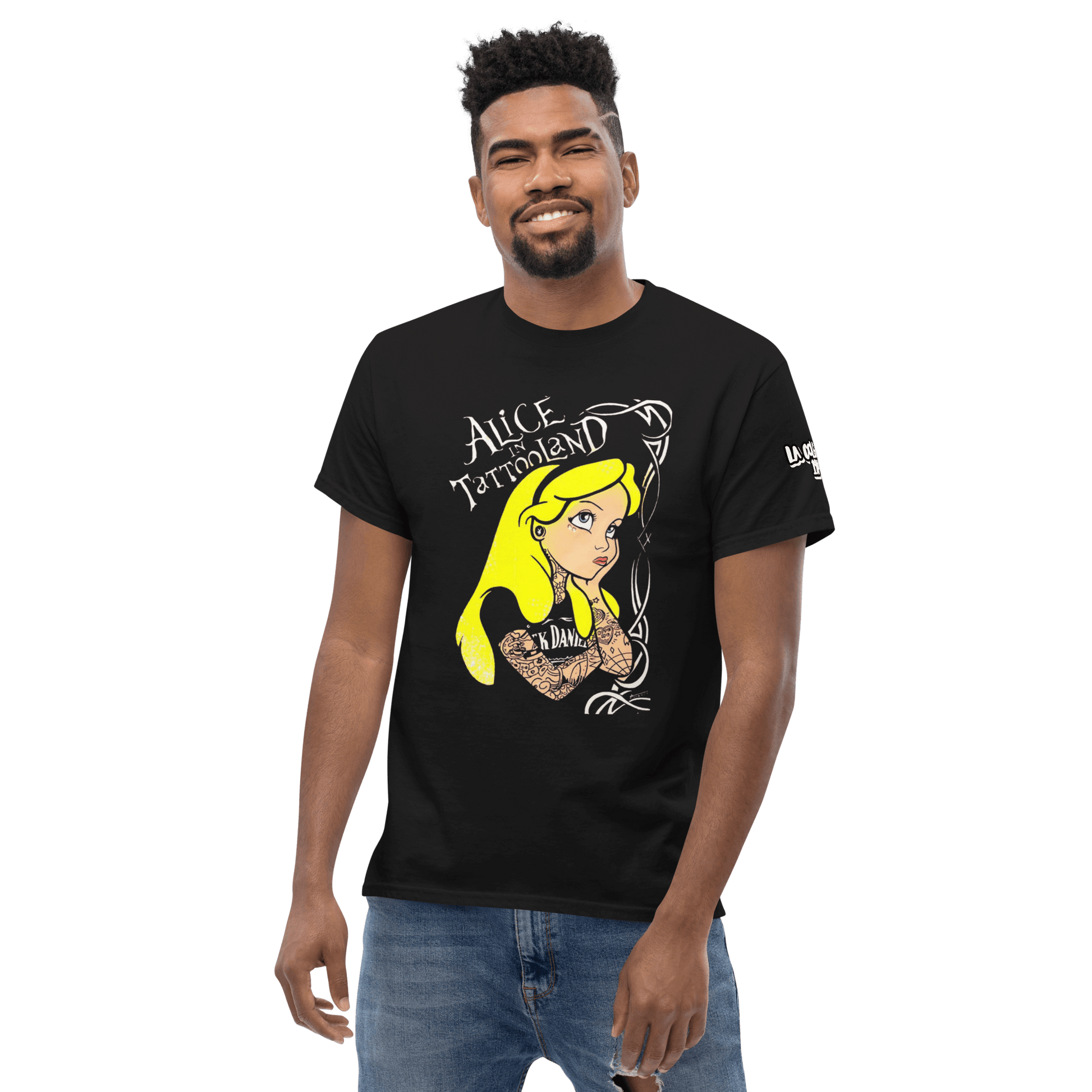 🔵👸 ALICIA EN TATTOOLAND 🎯 - Camiseta Unisex negra con diseño exclusivo de Alicia y tatuajes.
