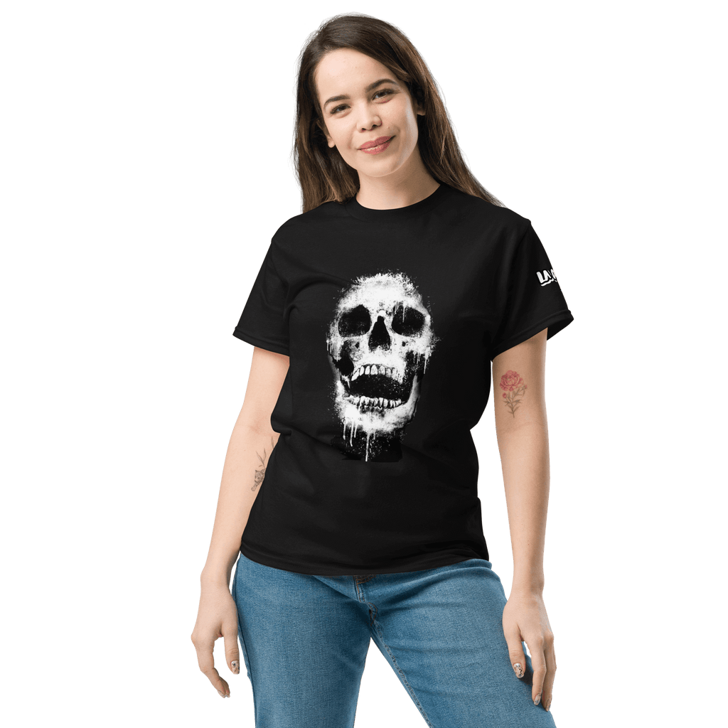 🔵💀 CALAVERA - Camiseta Unisex 🎯 de arte urbano, mujer luciendo camiseta negra con diseño de calavera.