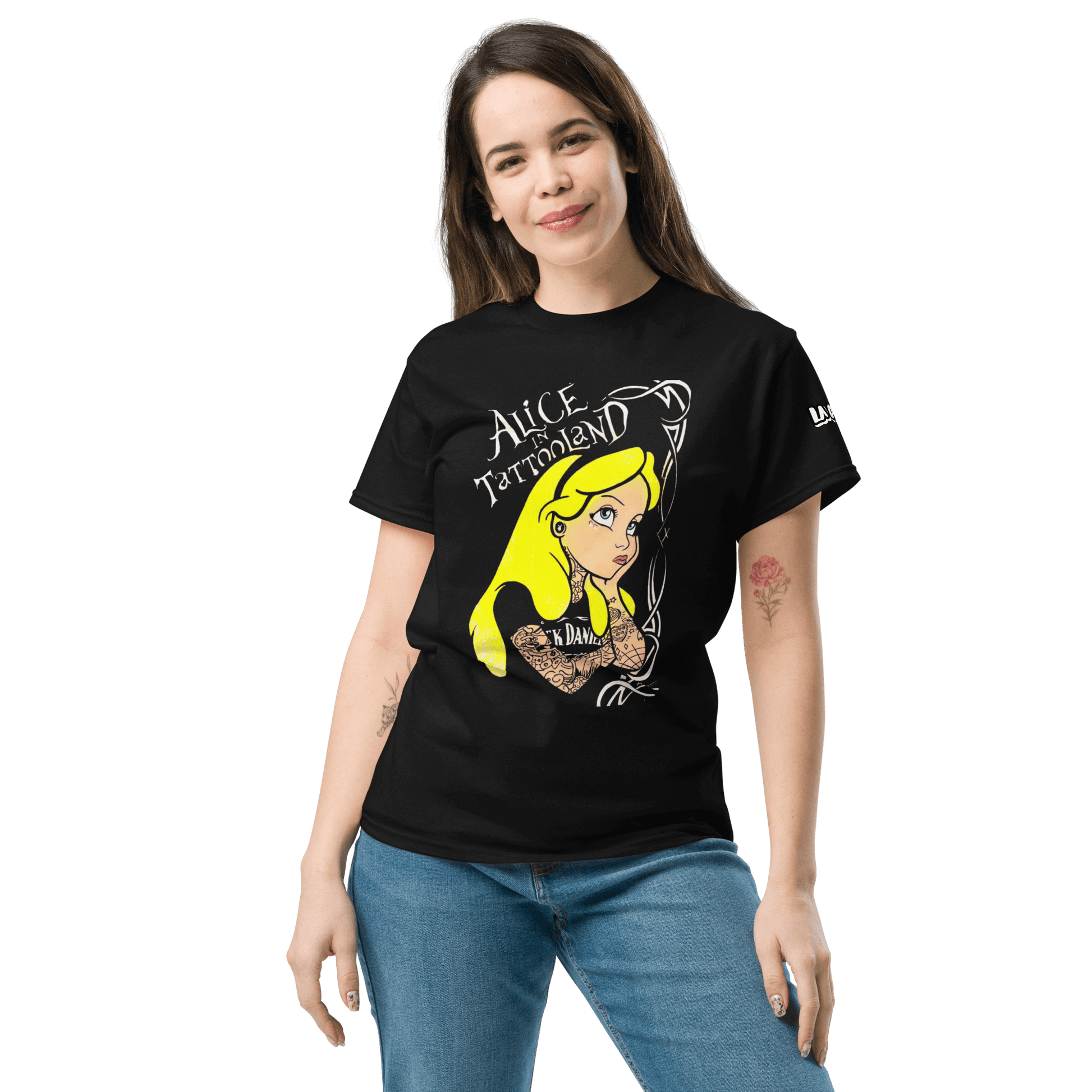 Mujer usando camiseta unisex ALICIA EN TATTOOLAND con diseño exclusivo y estilo moderno.