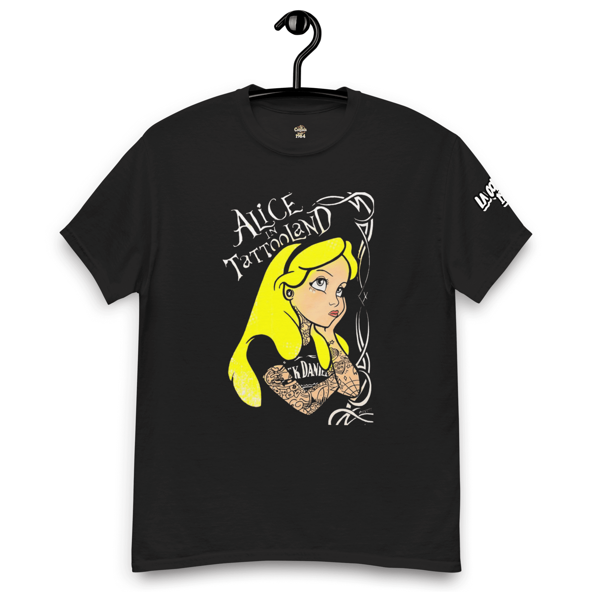 🔵👸 ALICIA EN TATTOOLAND 🎯 - Camiseta Unisex negra con diseño de Alicia tatuada y cabello rubio.