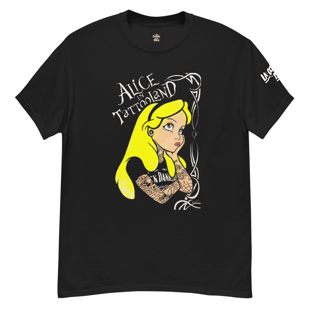 ALT_TAG: 🔵👸 ALICIA EN TATTOOLAND 🎯 - Camiseta Unisex con diseño de Alicia tatuada en fondo negro.