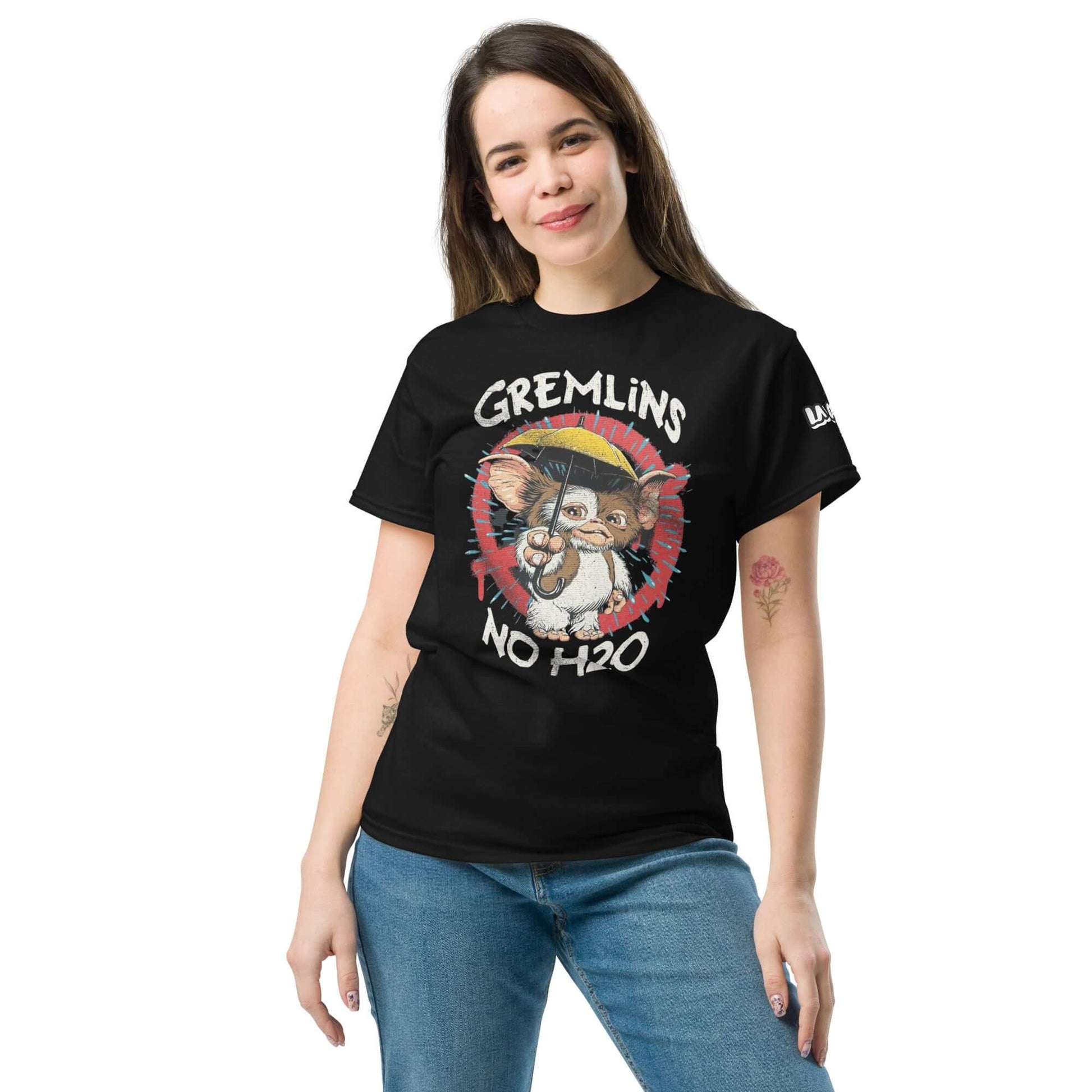 CAMISETA de GREMLINS con diseño de Gremlin y texto 'NO H2O', modelo unisex, estilo retro, color negro.