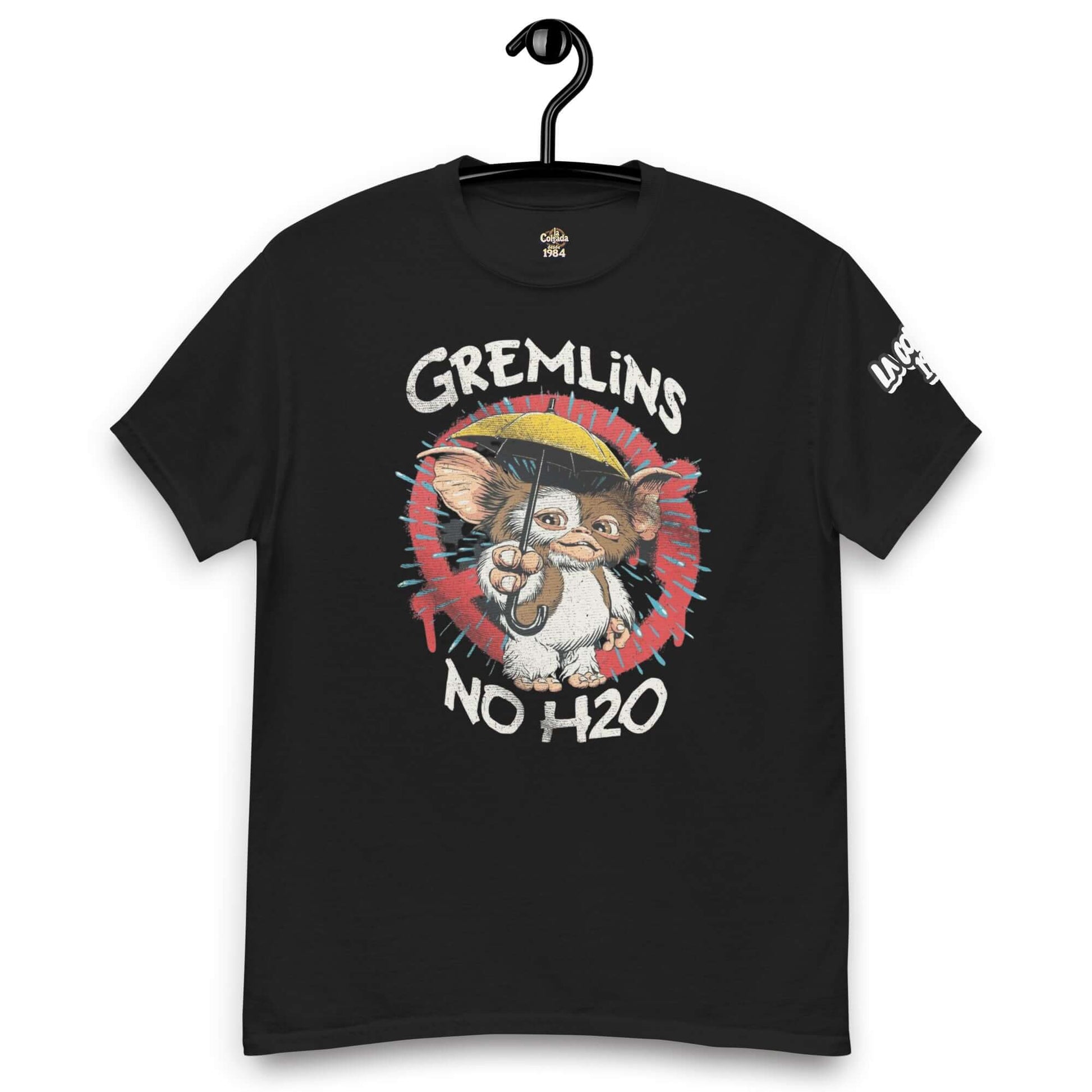 Camiseta CAMISETA Gremlins con diseño de gremlin sosteniendo un paraguas, fondo rojo, estilo retro.