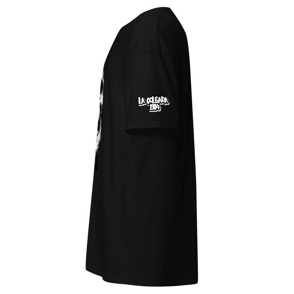 🔵💀 CALAVERA - Camiseta Unisex 🎯 vista lateral en negro con diseño gráfico único y logo en la manga.
