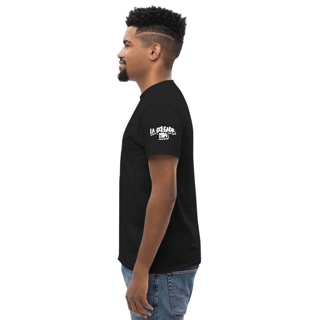 🔵💀 CALAVERA - Camiseta Unisex 🎯 modelo negro visto de perfil, mostrando diseño exclusivo en algodón premium.