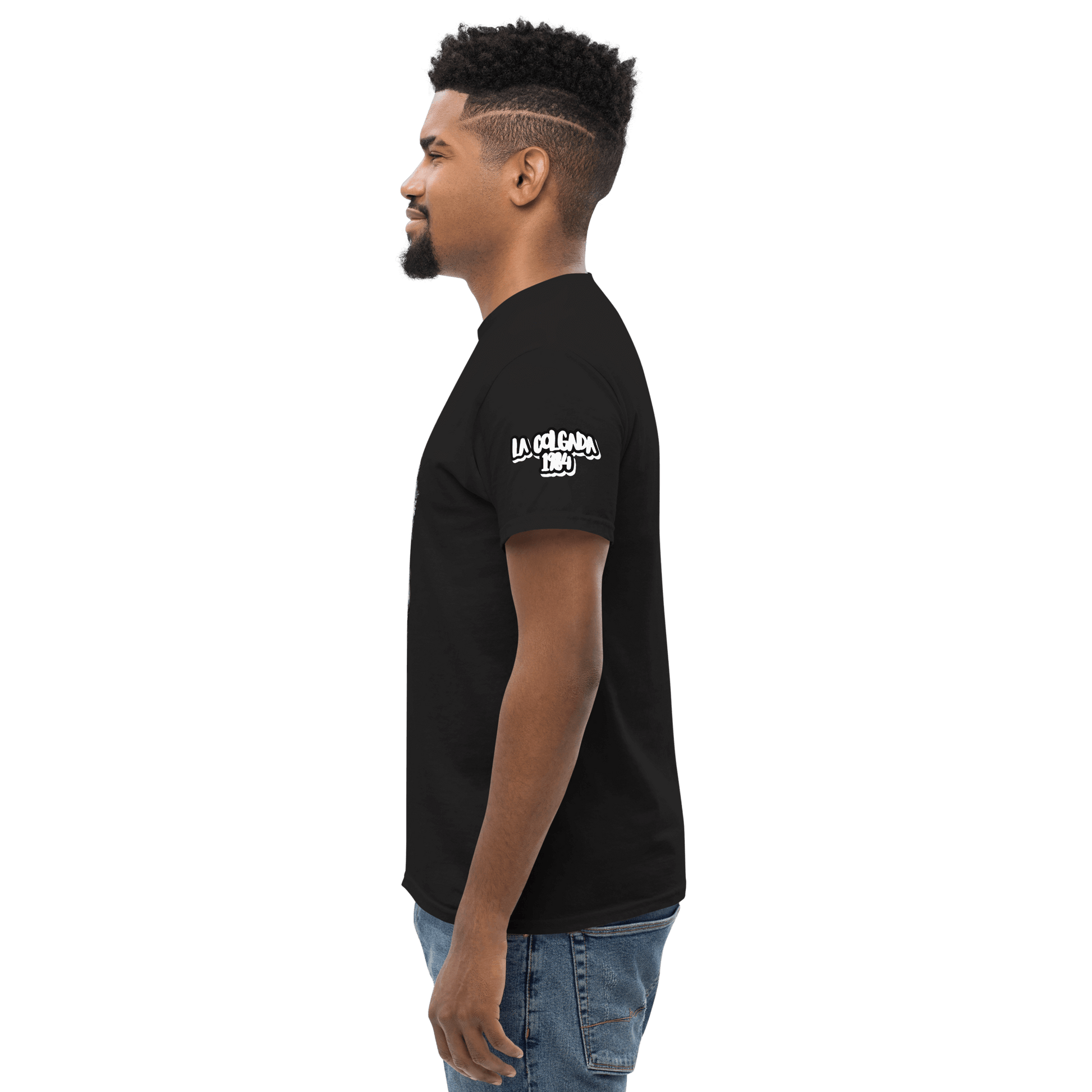 🔵💀 CALAVERA - Camiseta Unisex 🎯 modelo negro visto de perfil, mostrando diseño exclusivo en algodón premium.