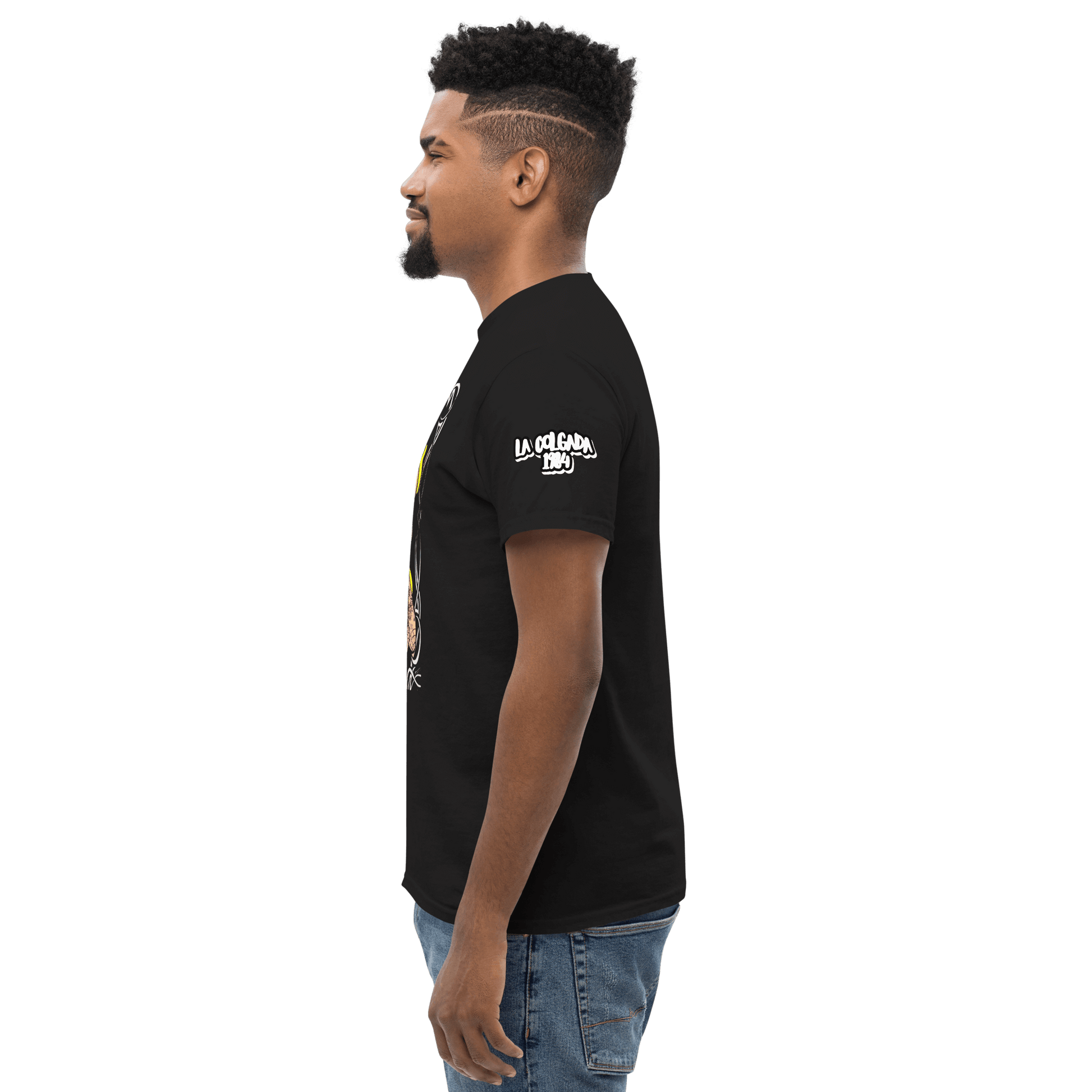 🔵👸 ALICIA EN TATTOOLAND 🎯 - Camiseta Unisex vista lateral en fondo transparente, estilo moderno.