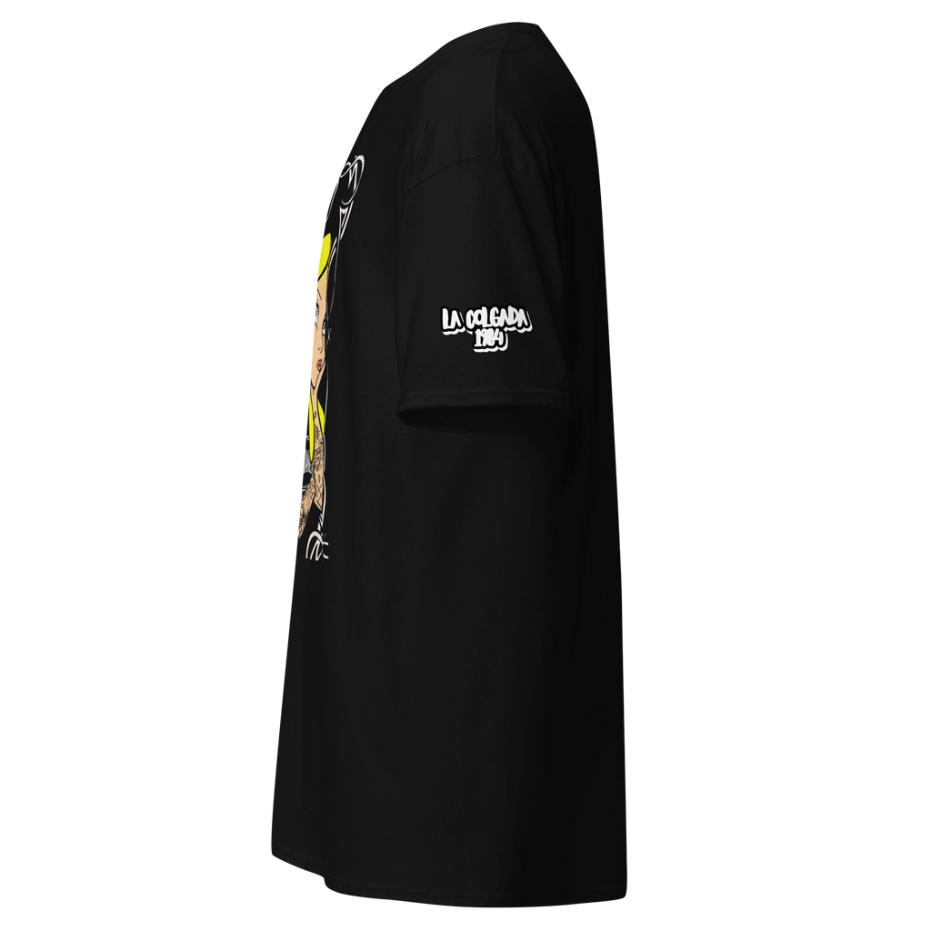 🔵👸 ALICIA EN TATTOOLAND 🎯 - Camiseta Unisex negra vista lateral con diseño exclusivo de Alicia.