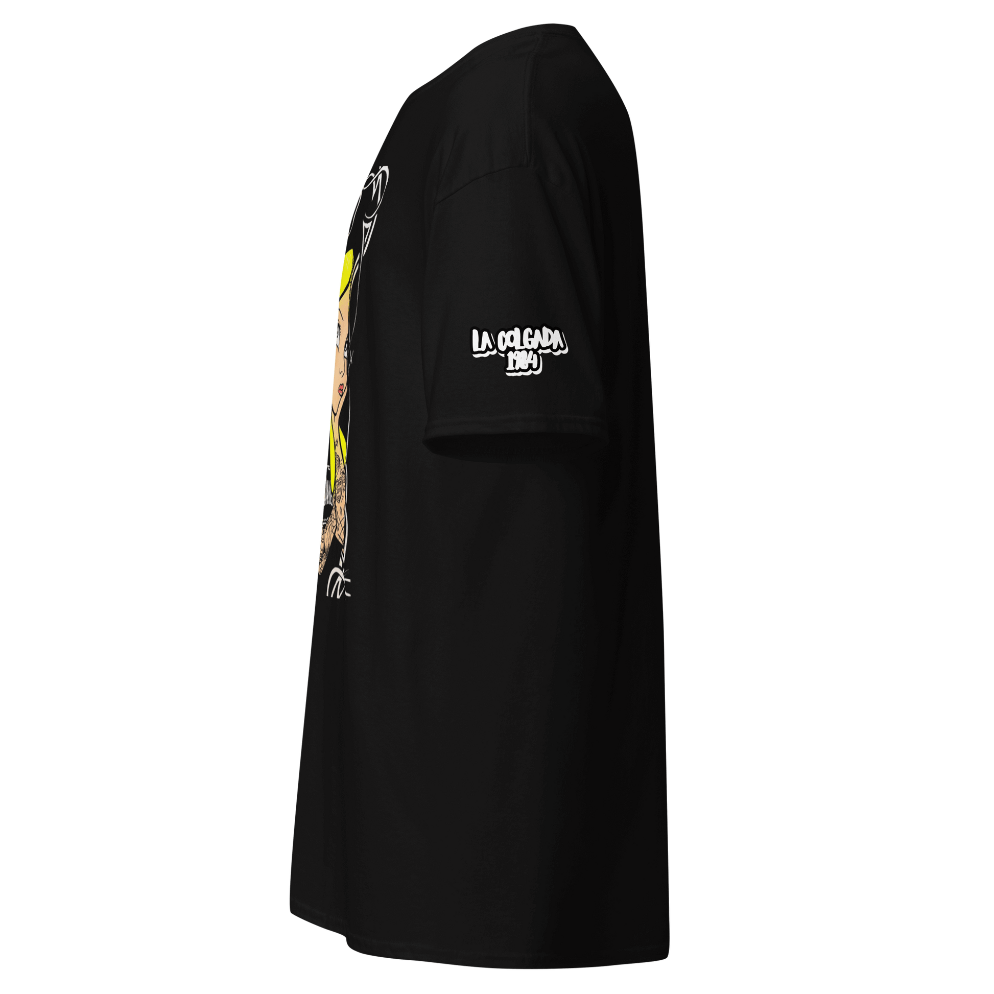 🔵👸 ALICIA EN TATTOOLAND 🎯 - Camiseta Unisex negra vista lateral con diseño exclusivo de Alicia.