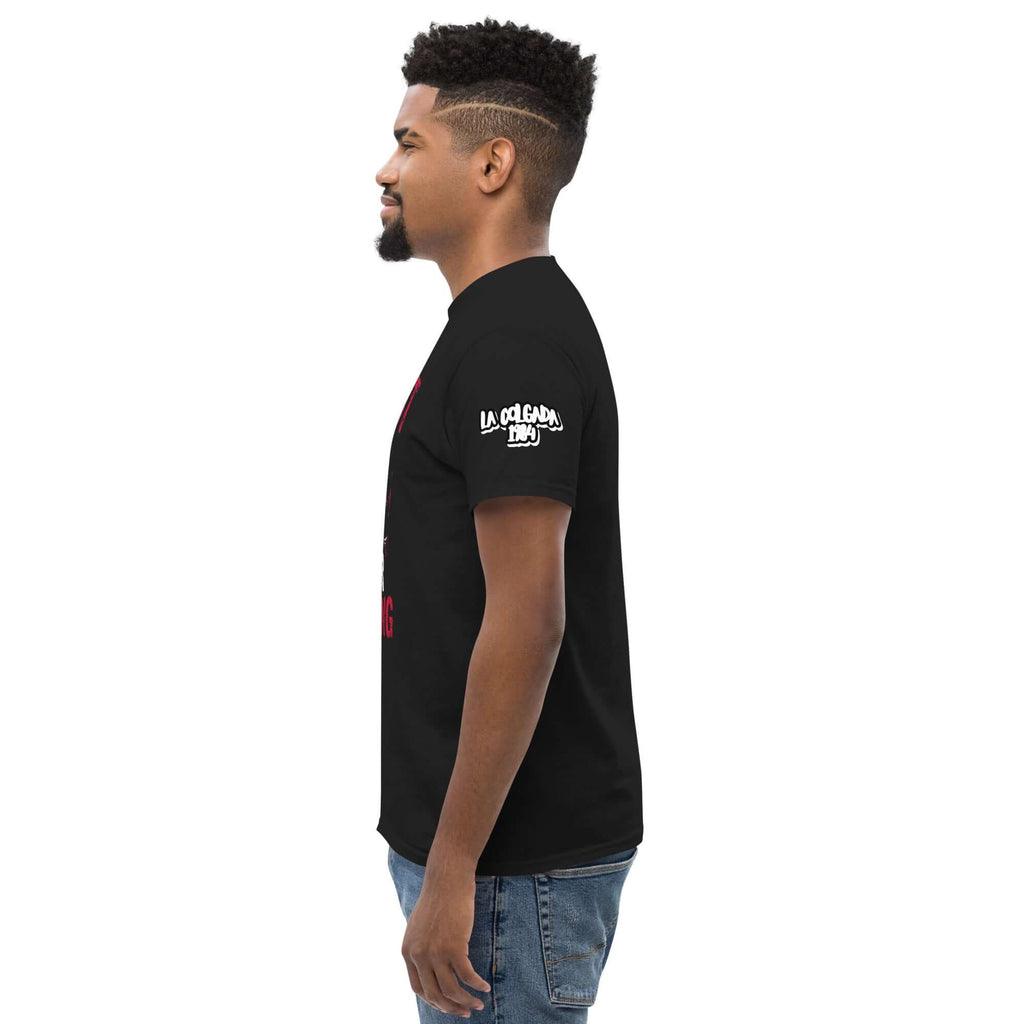 Camiseta Unisex en negro con diseño RESPECT, modelo masculino mostrando estilo urbano.
