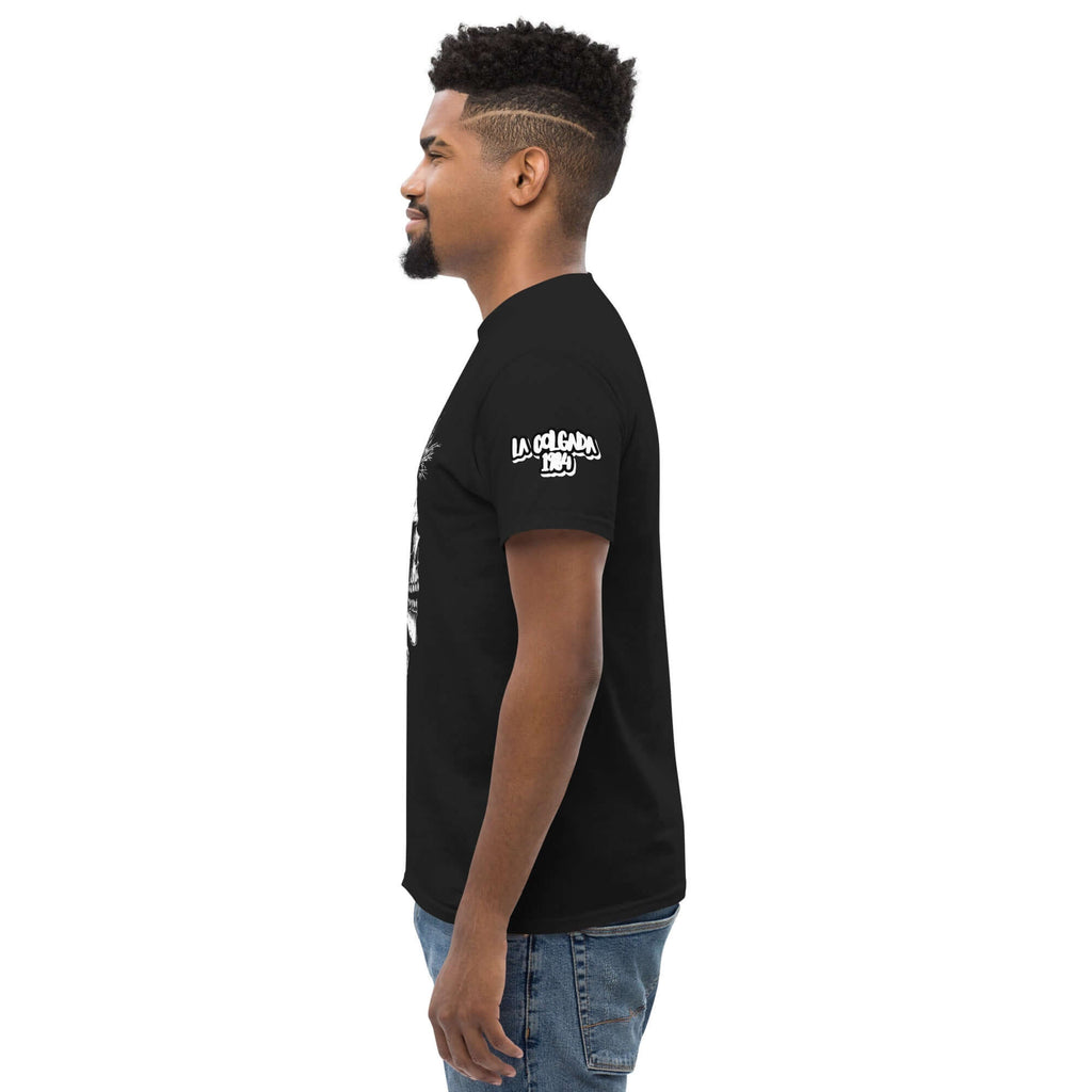 🔵🎸 PUNK 🎸🔵 - Camiseta Unisex, vista lateral de modelo masculino usando camiseta negra de estilo rebelde.