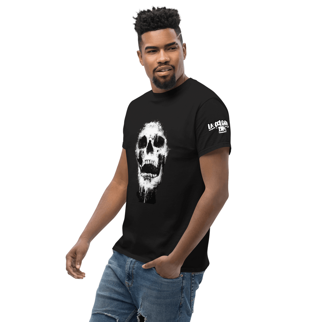 Un hombre usando la camiseta unisex CALAVERA, diseño único con gráfico de calavera en fondo negro. 🔵💀 CALAVERA - Camiseta Unisex 🎯