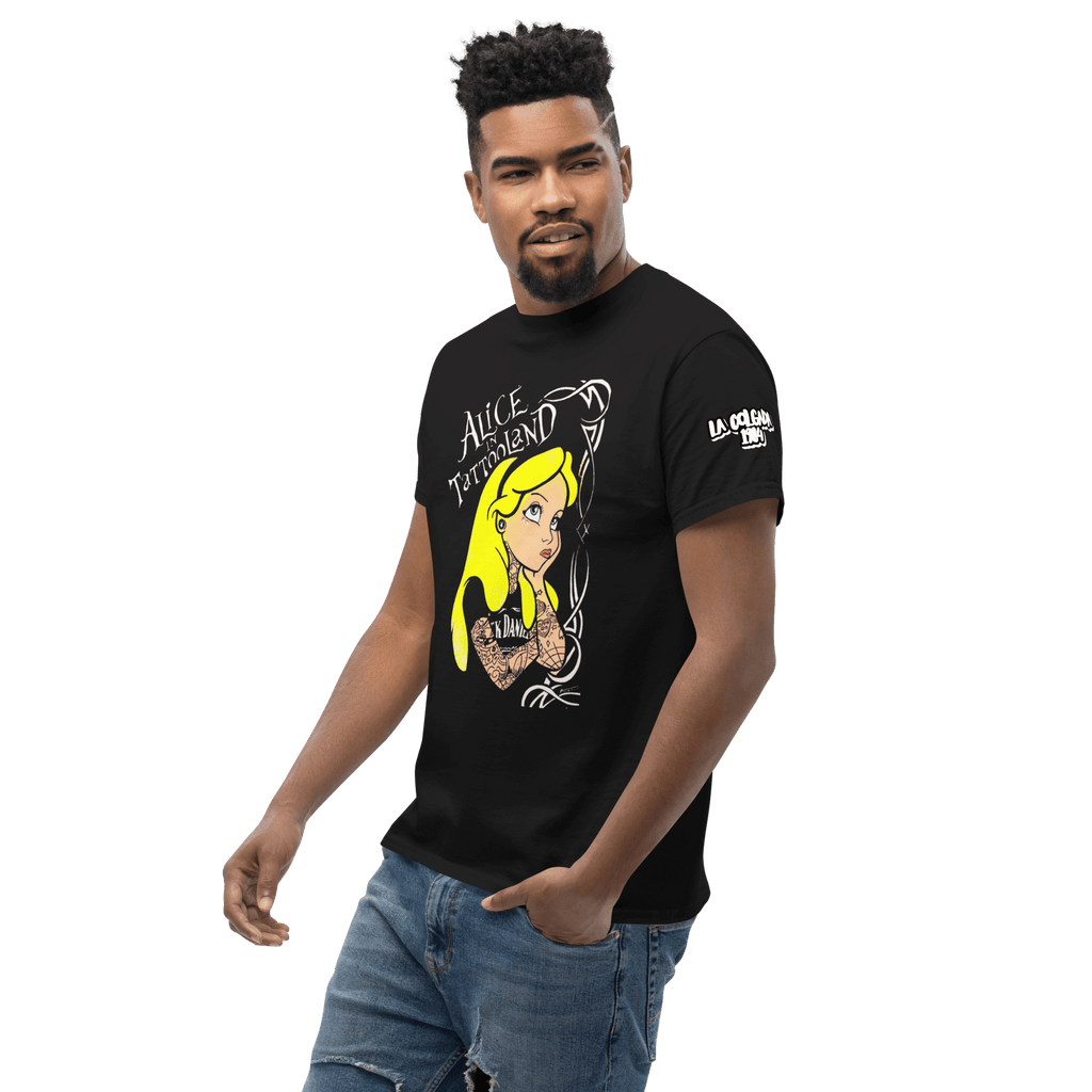 🔵👸 ALICIA EN TATTOOLAND 🎯 - Camiseta Unisex modelo masculino con diseño de Alicia y tatuajes.