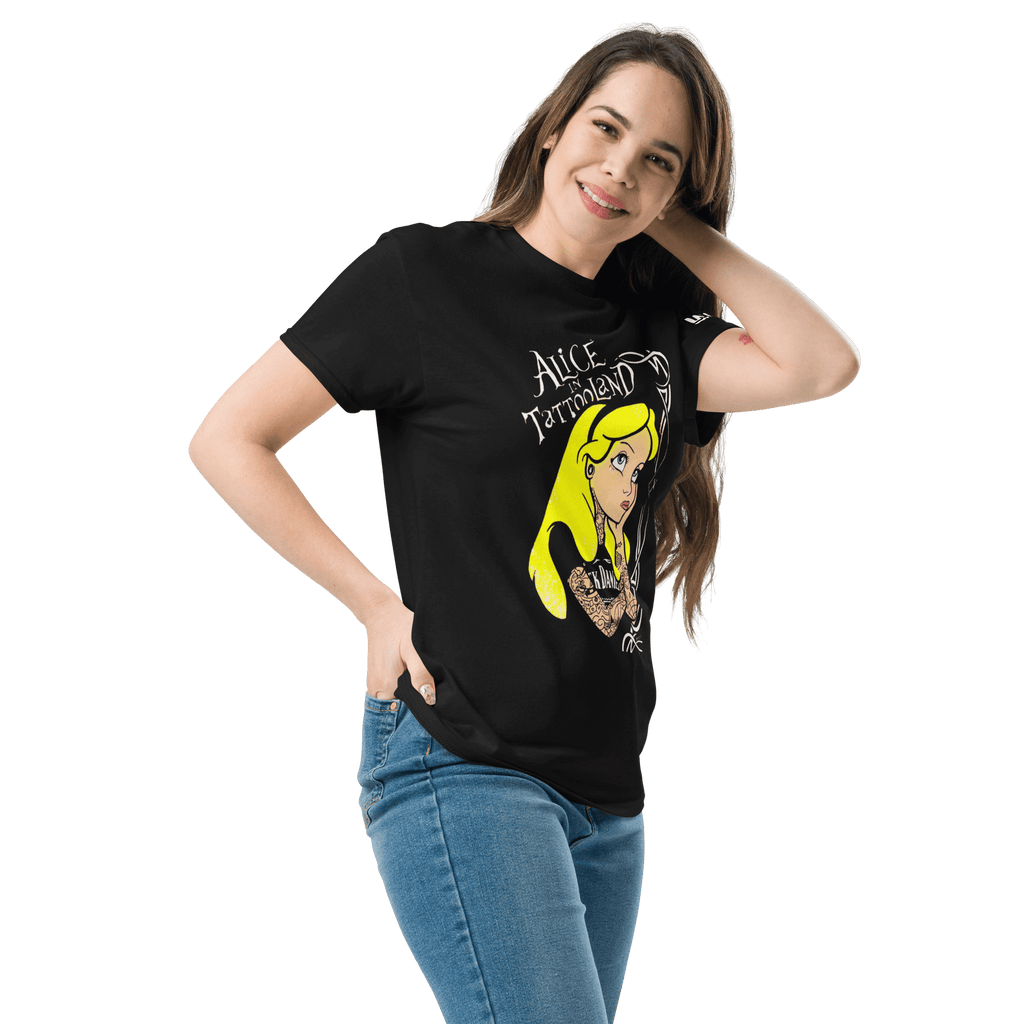 🔵👸 ALICIA EN TATTOOLAND 🎯 - Camiseta Unisex, modelo mujer con diseño exclusivo en fondo negro.