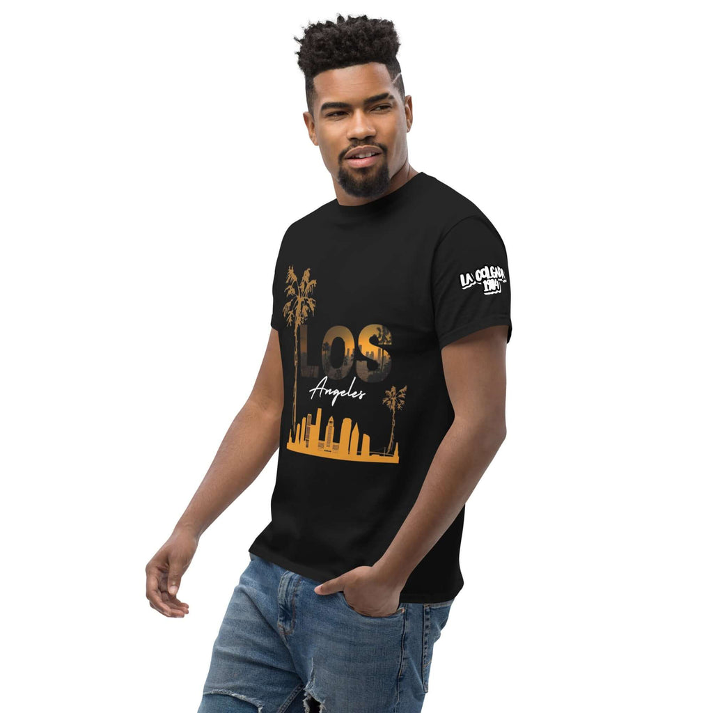 CAMISETA 🔵 LOS ANGELES 🔵 en modelo masculino con diseño urbano y palmeras, camiseta unisex estilo californiano.