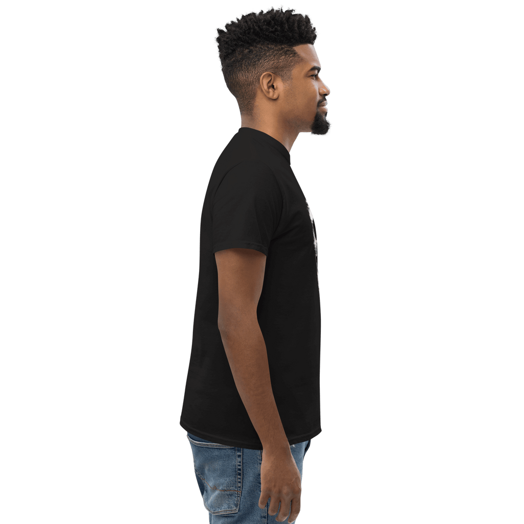 🔵💀 CALAVERA - Camiseta Unisex 🎯 vista lateral de modelo masculino usando camiseta negra.